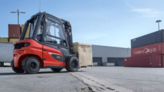 Elektryczny wózek widłowy X30 firmy Linde MH podczas pracy na zewnątrz.