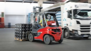Wózek widłowy na gaz H35 ładuje w trybie pracy ciągłej ciężarówki w firmie Heurich. Wózek widłowy na gaz H35 firmy Linde Material Handling