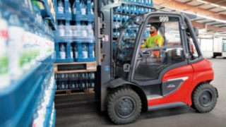 Wózek spalinowy H35 firmy Linde Material Handling podczas pracy w magazynie.