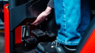 Wózek wysokiego składowania Linde MH z modułem pedałów o regulowanej wysokości