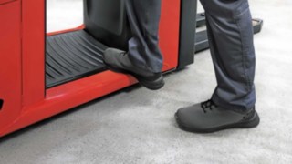 Wózek do komisjonowania z amortyzowaną pneumatycznie platformą operatora