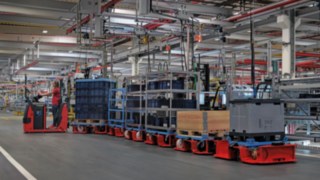 Zaopatrzenie linii montażowej przez ciągnik logistyczny LT10 WX firmy Linde Material Handling
