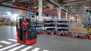 Zaopatrzenie linii montażowej przez ciągnik logistyczny LT10 WX firmy Linde Material Handling