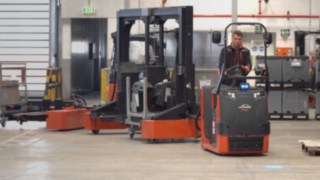 Zaopatrzenie linii montażowej przez ciągnik logistyczny firmy Linde Material Handling