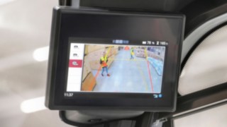 Wyświetlacz Linde Reverse Assist Camera firmy Linde MH pokazuje otoczenie za wózkiem widłowym.