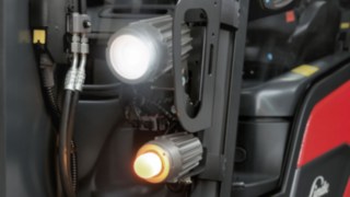 Dwie lampy z przodu elektrycznego wózka widłowego z ochroną przeciwwybuchową E14 firmy Linde MH