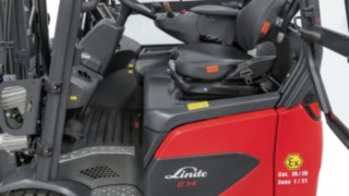 Widok wnętrza wózka widłowego z napędem elektrycznym w wariancie przeciwwybuchowym firmy Linde MH