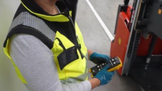Pracownica obsługuje za pomocą pilota wózek wysokiego podnoszenia L03 EX firmy Linde Material Handling, wyposażony w ochronę przeciwwybuchową.