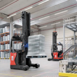 Kilka wózków R-MATIC firmy Linde MH transportuje towary po magazynie.