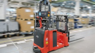 Zautomatyzowany wózek podnośnikowy L-MATIC AC firmy Linde w użyciu. Zautomatyzowany wózek podnośnikowy L-MATIC AC firmy Linde Material Handling
