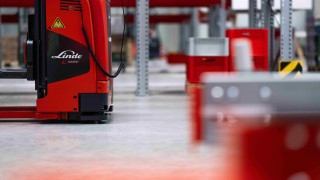 L-MATIC AC firmy Linde MH stoi zaparkowany w magazynie.