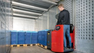 Wyjątkowo wąskie wózki firmy Linde Material Handling