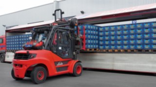 Wózek widłowy na gaz H80 firmy Linde z łatwością transportuje ciężkie ładunki. Wózek widłowy na gaz H80 firmy Linde Material Handling