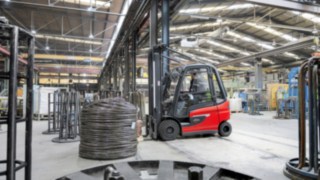 Nowe elektryczne wózki widłowe E20 – E35 firmy Linde charakteryzują się wyjątkową zwrotnością. Elektryczny wózek widłowy E30 firmy Linde podczas układania towarów w magazynie