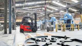 Nowe elektryczne wózki widłowe E20 – E35 firmy Linde wyróżniają się wyjątkową zwrotnością. Wózek E30 firmy Linde Material Handling podczas pracy w przemyśle metalurgicznym