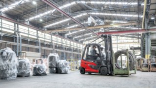 Nowe wózki widłowe z przeciwwagą są stale optymalizowane pod kątem bezpieczeństwa. Wózek elektryczny E30 firmy Linde Material Handling w użyciu