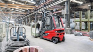 Nowe elektryczne wózki widłowe E20 – E35 firmy Linde oferują maksymalną wydajność podczas pracy w magazynach. Elektryczny wózek widłowy E30 firmy Linde Material Handling transportuje towary w magazynie