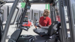 Nowe elektryczne wózki widłowe E20 – E35 gwarantują maksymalną dyspozycyjność dzięki łatwej konserwacji. Serwisant sprawdza elektryczny wózek widłowy firmy Linde