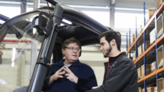 Szkolenie operatorów wózków widłowych Szkolenie operatora wózka widłowego przez szkoleniowca Linde