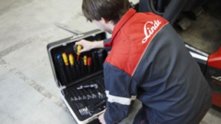 Technik serwisu i jego skrzynka z narzędzniami Technik serwisu i jego skrzynka z narzędzniami