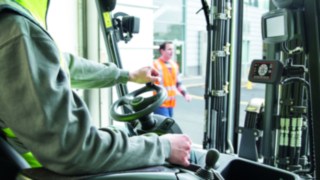 Moduł na wózku ostrzega operatora za pomocą diod LED i sygnałów dźwiękowych Kabina operatora z modułem systemu Linde Safety Guard