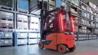 LED Stripes na wózku podczas pracy w magazynie LED Stripes na wózku podczas pracy w magazynie