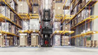 Wózek K firmy Linde Material Handling z nawigacją magazynową firmy Linde Wózek K firmy Linde Material Handling dzięki nagwigacji magazynowej Linde bezpiecznie porusza się po magazynie wysokiego składowania