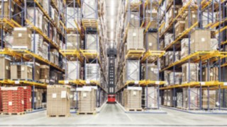 Wózek K firmy Linde Material Handling z nawigacją magazynową Wózek K firmy Linde Material Handling podczas komisjonowania z nawigacją w magazynie wysokiego składowania