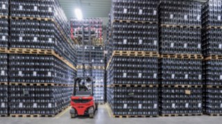Elektryczny wózek widłowy X20 – X35 firmy Linde może być elastycznie wykorzystywany wewnątrz i na zewnątrz budynków. Wózek elektryczny X35 firmy Linde Material Handling podczas pracy w magazynie napojów