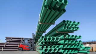 Wózki widłowe serii X20 – X35 bez problemu radzą sobie z ciężkimi ładunkami, długimi odcinkami transportowymi czy stromymi rampami. Wózek elektryczny X35 firmy Linde Material Handling podczas pracy na zewnątrz