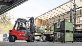 Elektryczny wózek widłowy Linde X35 rozładowujący ciężarówkę