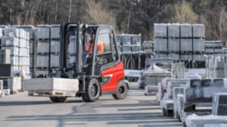 Nowe elektryczne wózki widłowe X20 – X35 firmy Linde podczas pracy na zewnątrz. Elektryczny wózek widłowy X35 firmy Linde Material Handling