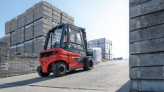 Doskonała widoczność ładunku i otoczenia minimalizuje liczbę wypadków z udziałem ludzi i innych maszyn. Elektryczne wózki widłowe X20 – X35 firmy Linde Material Handling gwarantują bezpieczeństwo w każdym detalu.