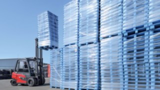 Dzięki wytrzymałej osi skrętnej i dużemu rozstawowi osi wózek X35 idealnie nadaje się do pracy na zewnątrz. Elektryczny wózek widłowy X35 firmy Linde Material Handling podczas układania towarów na zewnątrz