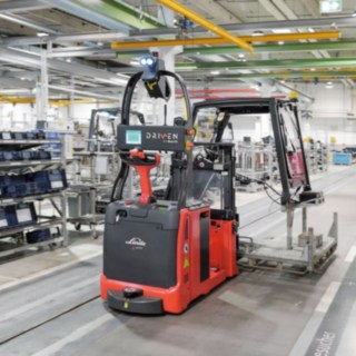 Bezzałogowy system transportowy L-MATIC AC firmy Linde podczas pracy na hali produkcyjnej Bezzałogowy system transportowy L-MATIC AC firmy Linde podczas pracy na hali produkcyjnej