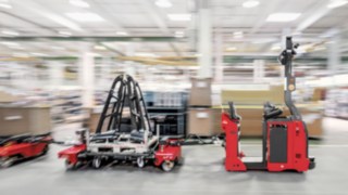 Operatorzy 3PL mają coraz większe trudności ze znalezieniem odpowiednio wykwalifikowanego personelu. Poruszające się po magazynie wózki przemysłowe firmy Linde Material Handling.
