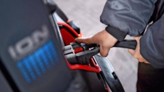 Wózek widłowy z baterią litowo-jonową podczas ładowania
