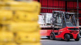 Wózek widłowy diesel H30 – innowacyjny wózek widłowy Wózek widłowy firmy Linde podczas załadunku samochodu ciężarowego