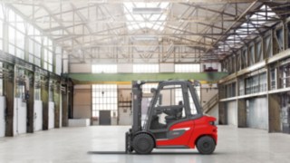 Wózek widłowy diesel i wózek widłowy gazowy H20 – H35 Wózek widłowy diesel firmy Linde H20 – H35 w hali magazynowej