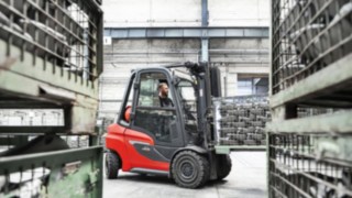 Linde Curve Assist automatycznie redukuje prędkość na zakrętach. Wózek Linde H25 pokonuje zakręt