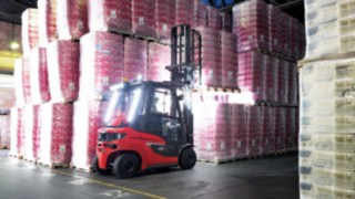 Wózek widłowy diesel H20 w przemyśle Wózek widłowy układa w pełni załadowane palety