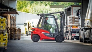 Wózek widłowy diesel i gazowy H20 – H35 w hali magazynowej Za sprawą wózka spalinowego H20 – H35 firma Linde wyznacza nowe standardy branżowe dla wózków widłowych z przeciwwagą.