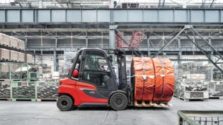 Liczne systemy wspomagania zwiększają bezpieczeństwo ludzi, wózka i otoczenia. Wózek spalinowy H30 podczas transportu towarów w magazynie