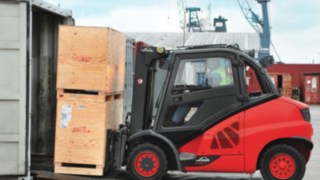 Wózki widłowe Linde w pracy przy kontenerach Wózki widłowe Linde w pracy przy kontenerach