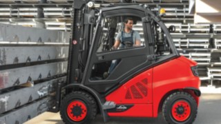 Spalinowe wózki widłowe firmy Linde podczas pracy Spalinowe wózki widłowe firmy Linde podczas pracy