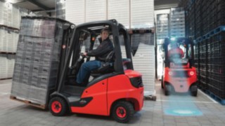 Spalinowy wózek widłowy Linde podczas transportu skrzynek Spalinowy wózek widłowy Linde podczas transportu skrzynek
