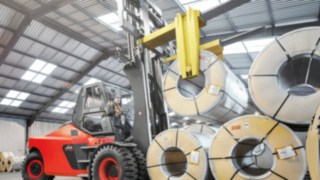 Wózek widłowy firmy Linde Material Handling podczas pracy Wózek firmy Linde Material Handling w trakcie transportu ładunku.