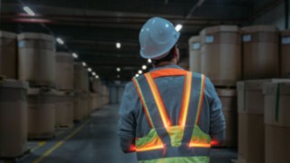 Oto interaktywna kamizelka ostrzegawcza firmy Linde Material Handling, która zapewnia dodatkową ochronę w magazynach Oto interaktywna kamizelka ostrzegawcza firmy Linde Material Handling, która zapewnia dodatkową ochronę w magazynach
