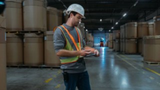 Oto interaktywna kamizelka bezpieczeństwa firmy Linde Material Handling, która zapewnia dodatkową ochronę w magazynach Oto interaktywna kamizelka bezpieczeństwa firmy Linde Material Handling, która zapewnia dodatkową ochronę w magazynach