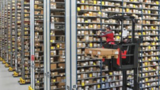 Ergonomiczne komisjonowanie w magazynie wysokiego składowania za pomocą modułowego wózka spalinowego firmy Linde. Ergonomiczne komisjonowanie w magazynie wysokiego składowania za pomocą modułowego wózka spalinowego firmy Linde.